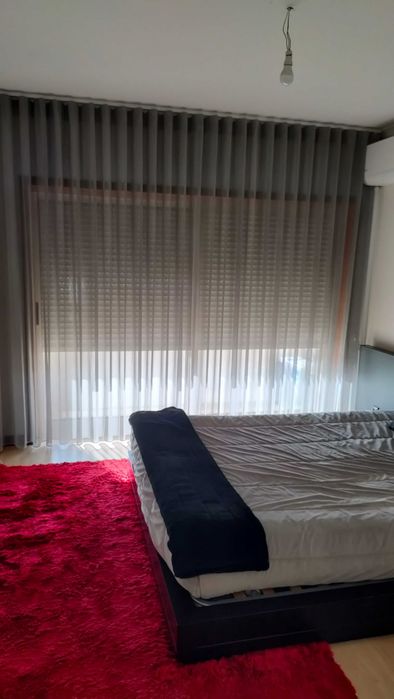 Cama de casal + 2 mesinhas