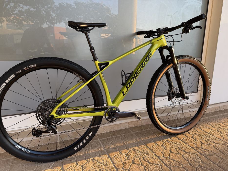 Bicicleta de BTT bem equipada 29