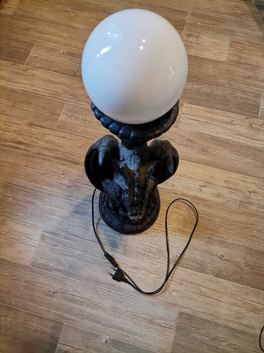 Lampa stojąca czarny smok wys. 70 cm, z żywicy, stan idealny.