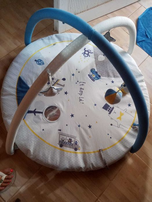 Tapete de atividades para bebés em bom estado