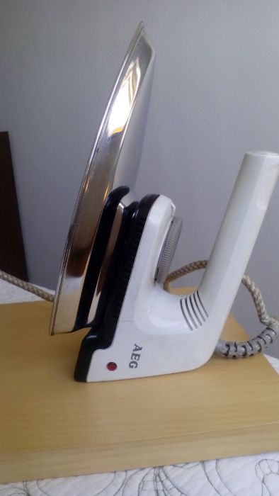 AEG Iron - IN GOOD CONDITION, WORKS!!64740291339394120