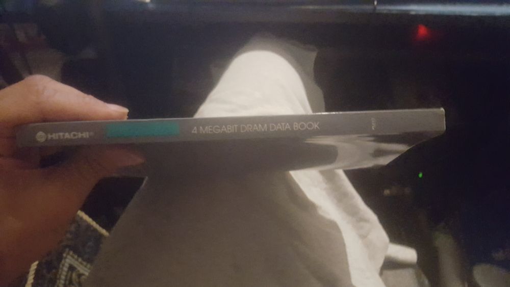 Hitachi. 4 megabit dram data book