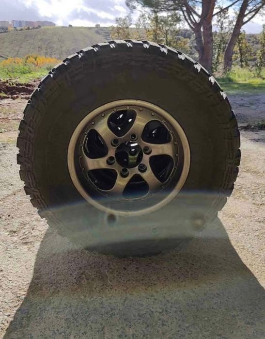 Pneus com jantes 305/70 R16