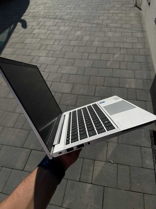 HP EliteBook 830 G8 — компактний бізнес-ноутбук для роботи та навчання. В наявності 100 штук.