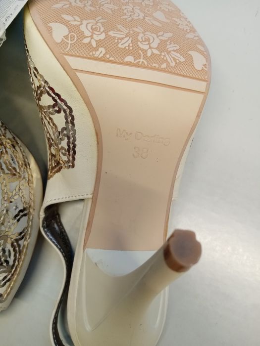 Туфлі, босоніжки