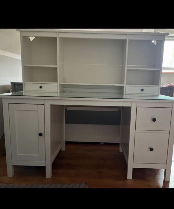 białe biurko z nadstawka IKEA HEMNES