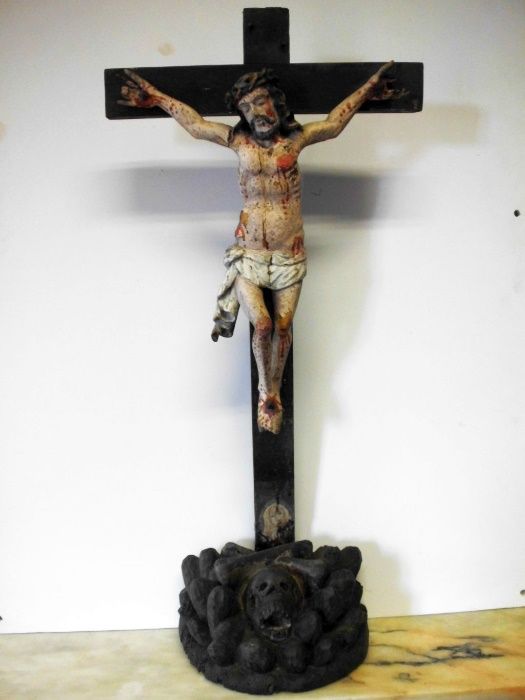 antigo grande crucifixo em madeira Sec. XVIII com Cristo policromado