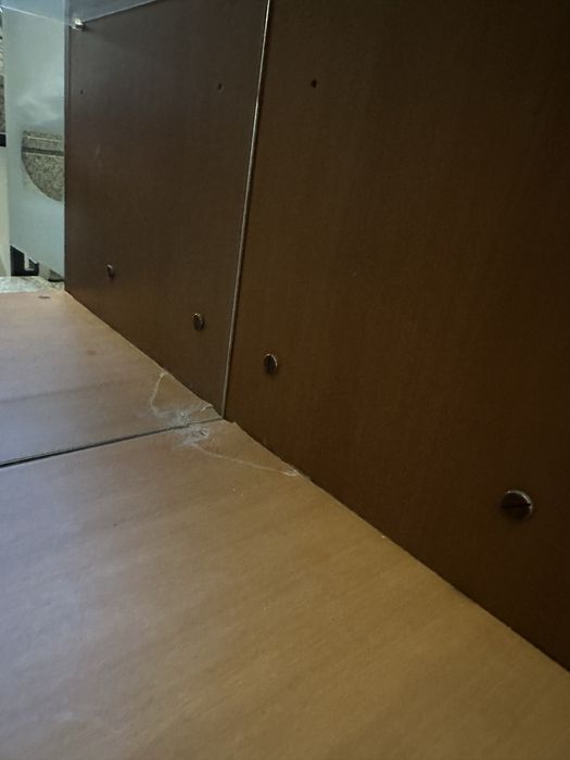 Armário com prateleiras e portas de vidro