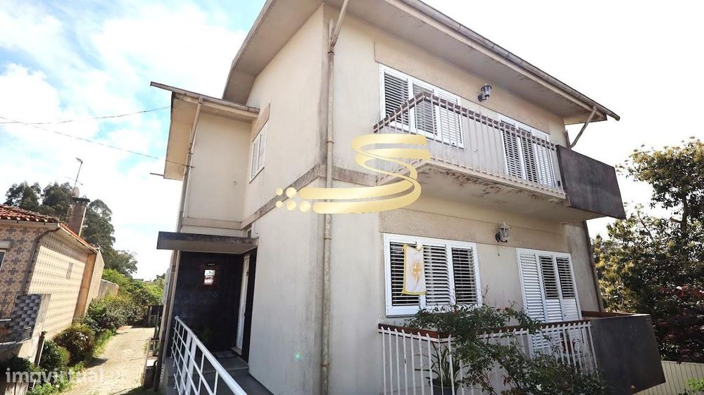 Moradia com anexos, garagem e excelente área de terreno