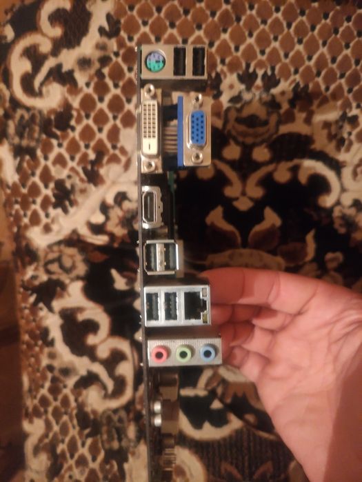 Продам.Материнська плата gigabyte ga-h61m-hd2  s1155)  робоча))