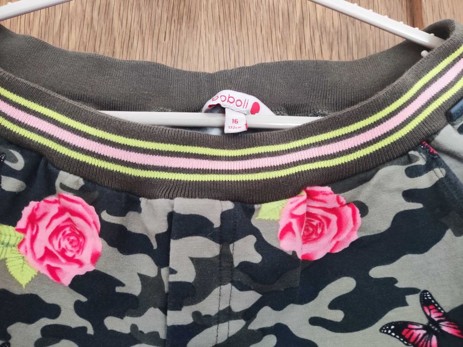 Roupa juvenil para menina