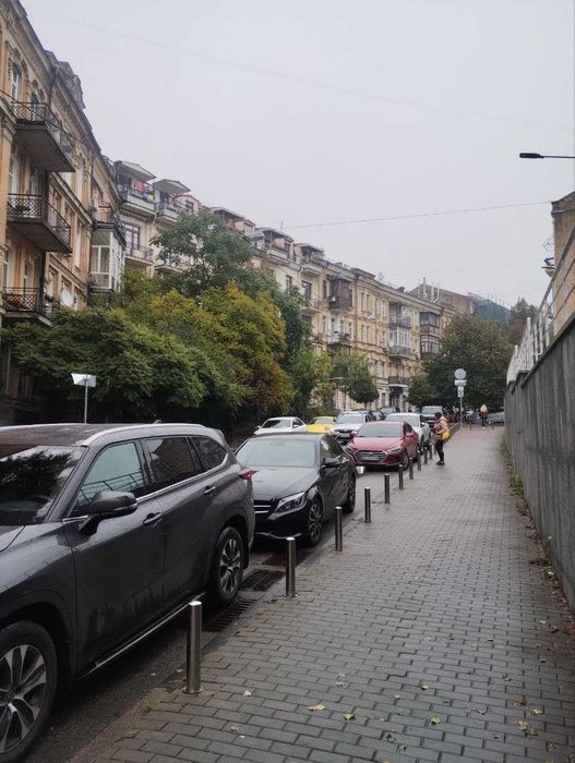 Продається 2 кімнатна квартира по  вул.Івана Франка 16/2. Без комісії.