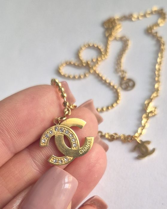 Niepowtarzalny łańcuszek, kryształki, napis Cudo