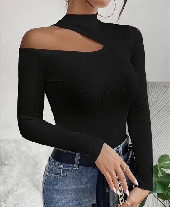 Кофточка с открытым плечом