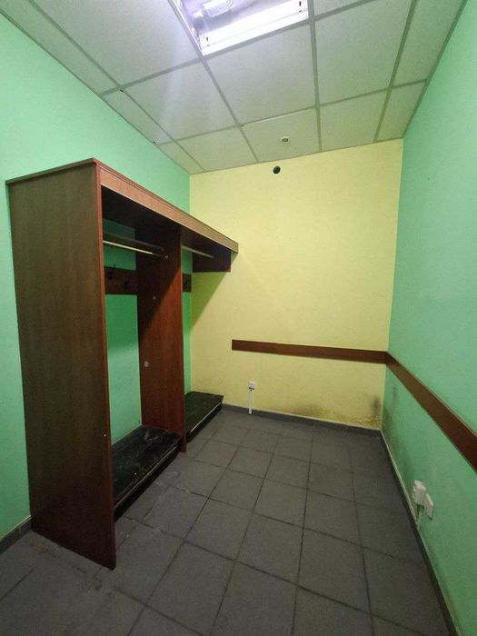 550м2 фасад з власною парковкою!