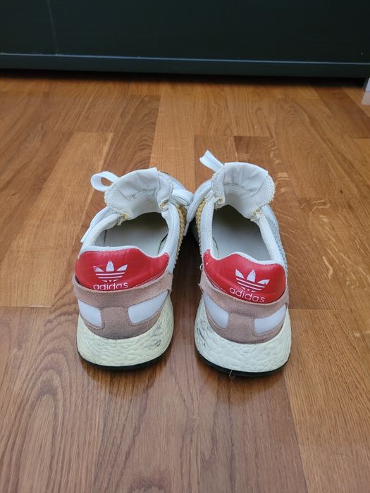 Ténis Adidas modelo INIKI