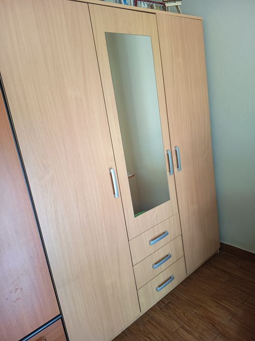 Duża szafa z lustrem