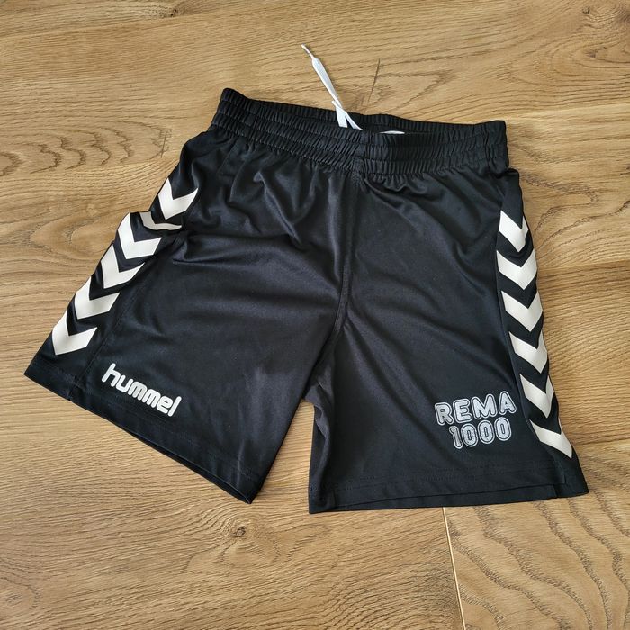 Krótkie spodenki chłopięce piłkarskie r.140/146 Hummel