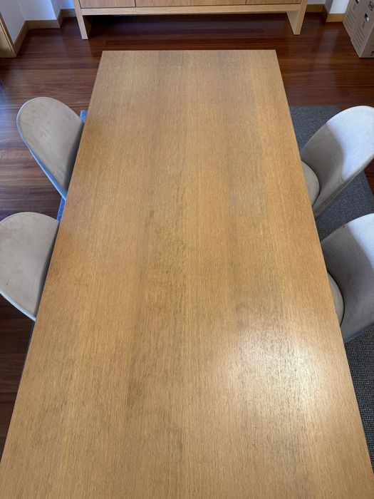 Mesa de Madeira Maciça + Cadeiras