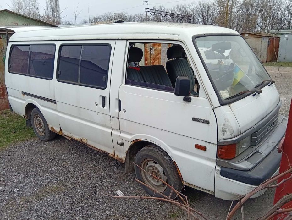 Продам мазда Е 2200