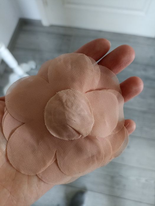Kwiat z materiału. Na broszkę, spinkę.