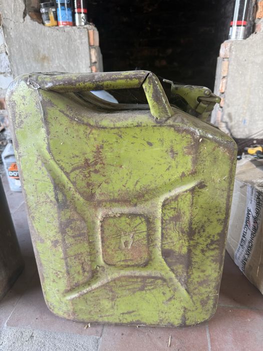 Продам каністру  20л