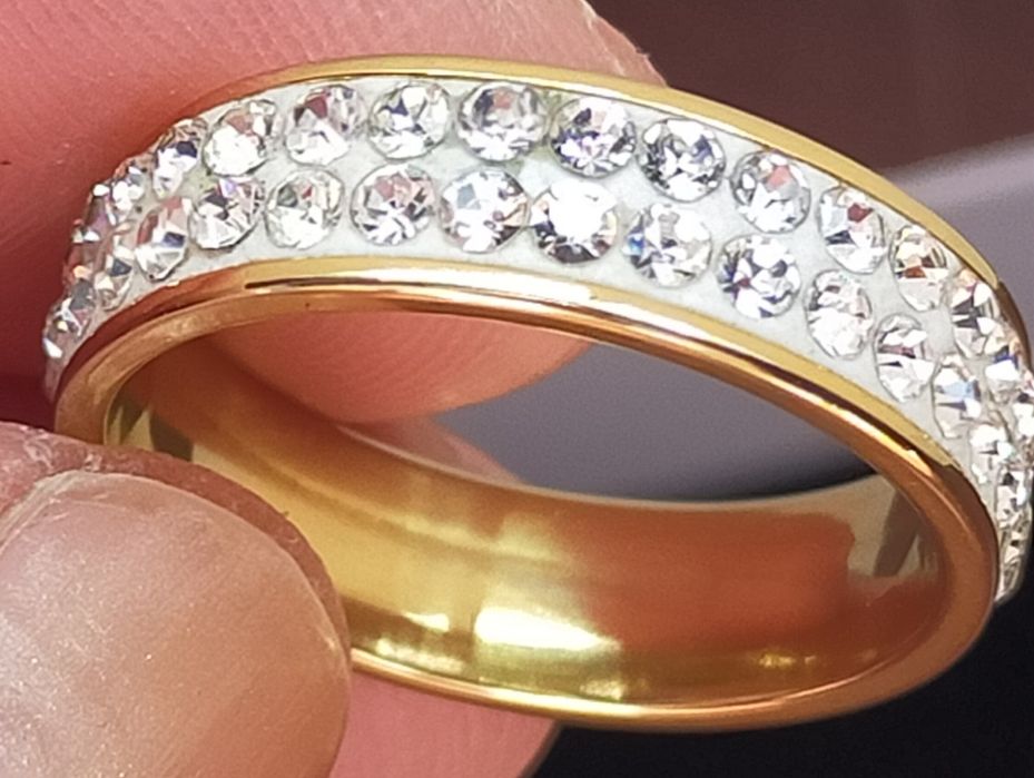 Vendo anel de aço com pedras