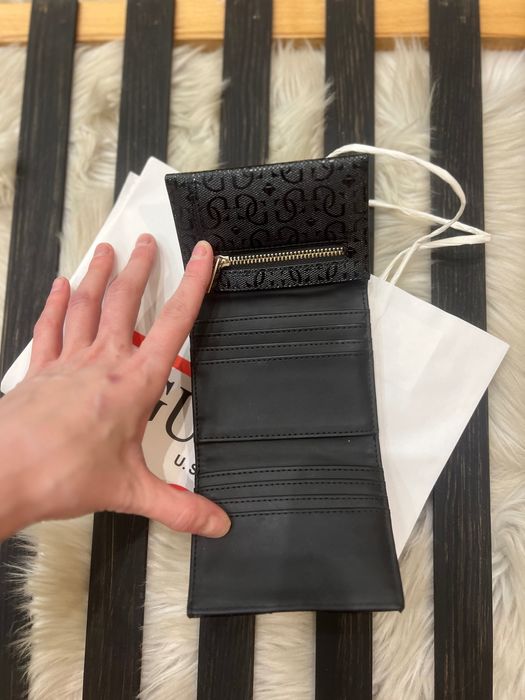 Чорный лаковый маленький кошелек guess