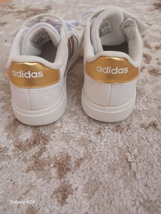 Фірмові кросівки adidas