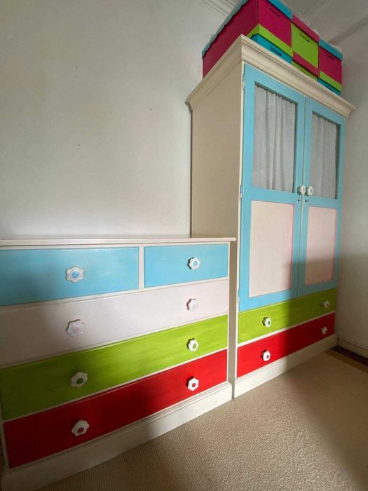 Móveis para Quarto Infantil: Conjunto Colorido em Pinho Maciço