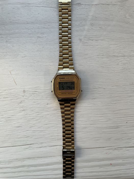 Годинник Casio.
