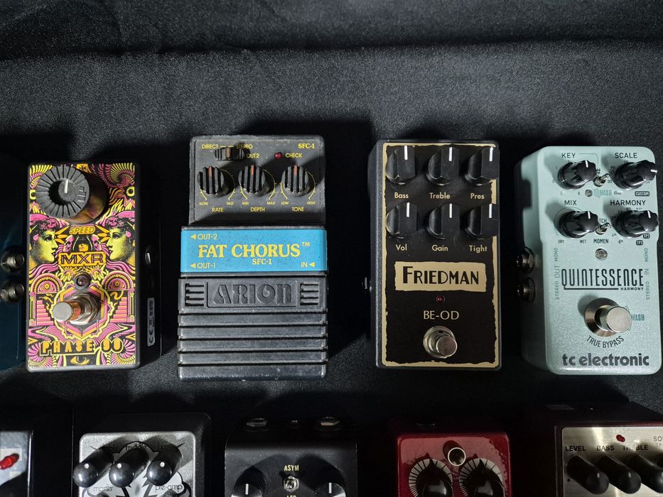 Vários pedais para guitarra