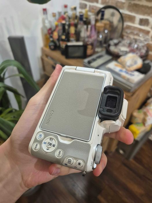 Canon EOS M50 Body | pudełko + bateria + ładowarka | stan bardzo dobry