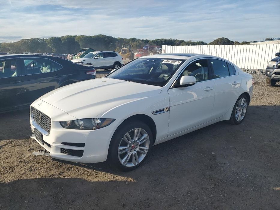 Автомобіль Jaguar xe