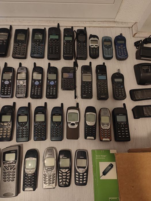78 zabytkowych telefonów komórkowych – Nokia, Ericsson, Siemens, Sony.