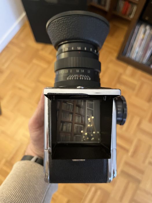 Aparat średnioformatowy KIEV 80 z dwoma obiektywami i magazynkami