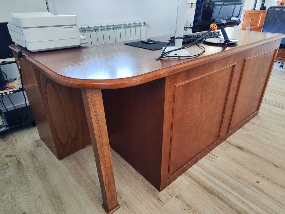 Vendo secretária em madeira. Ótima oportunidade