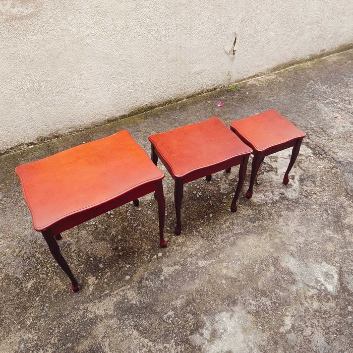 Conjunto de trio de mesas de madeira maciça apoio