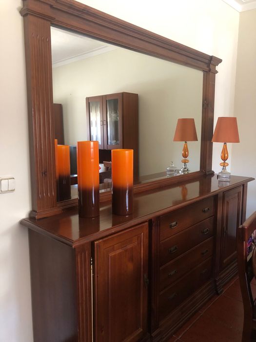 Aparadores e mesa de jantar em bom estado