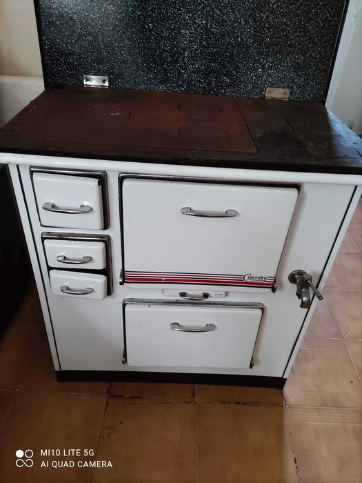 Fogão a lenha (pouco uso)