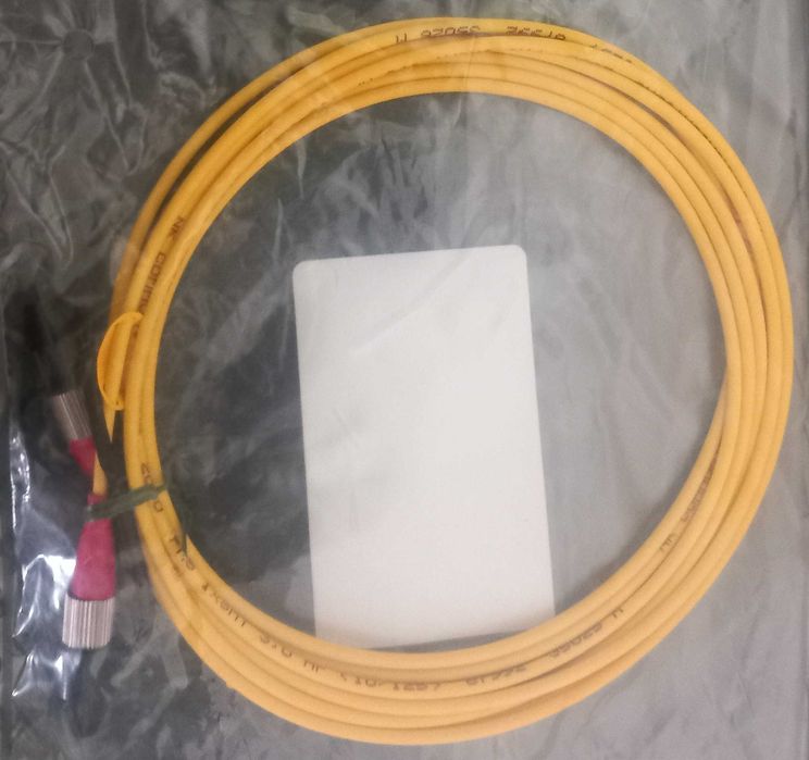 Diversos cabos de fibra óptica novos e embalados