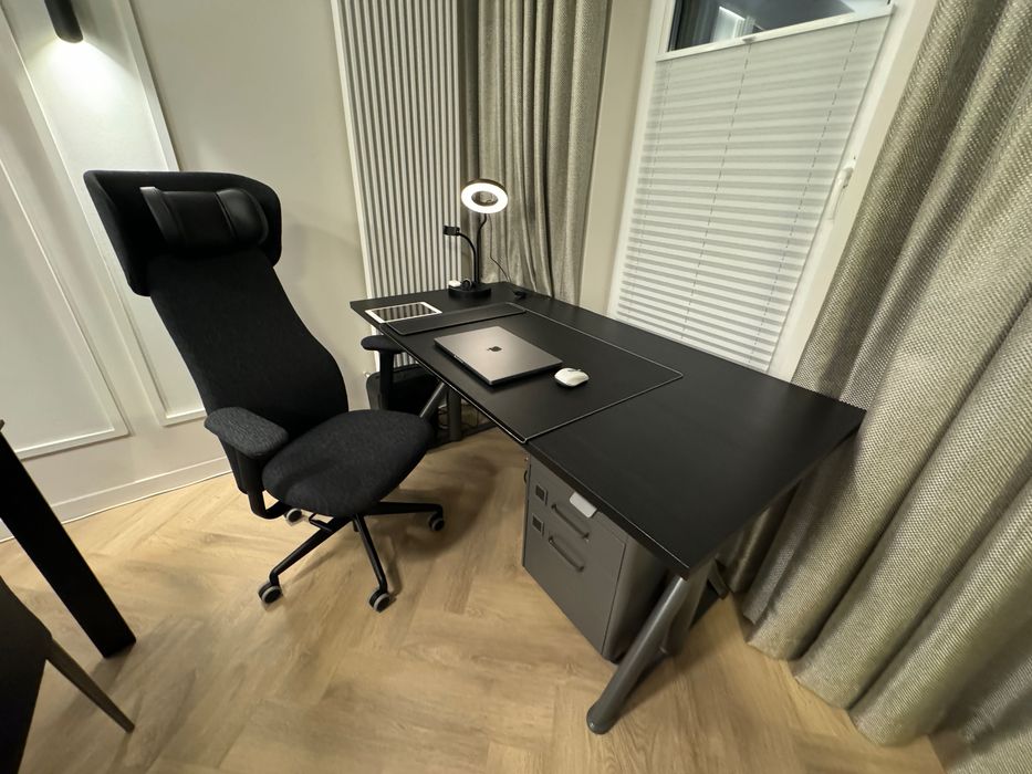 Profesjonalne stanowisko do pracy – IKEA IDÅSEN + GRÖNFJÄLL + 2x LG 27" 4K