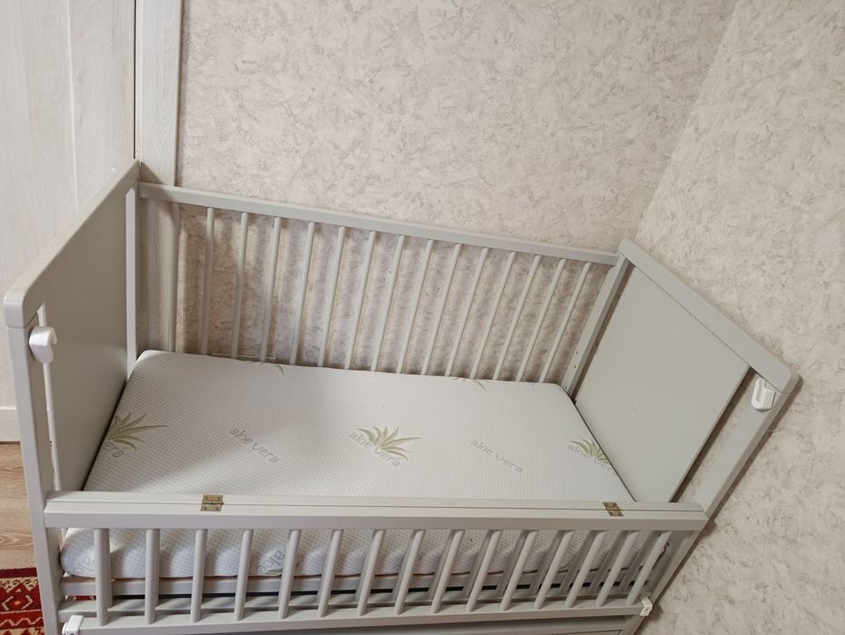 Дитяче ліжечко з маятником.Стан нового