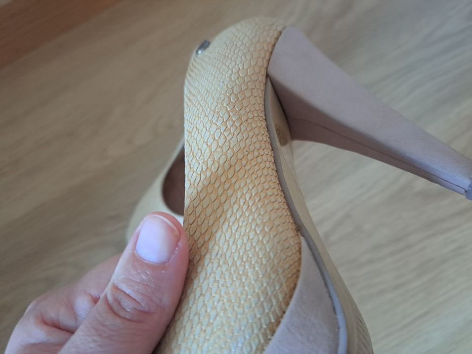 Sapatos altos em pele compensados.