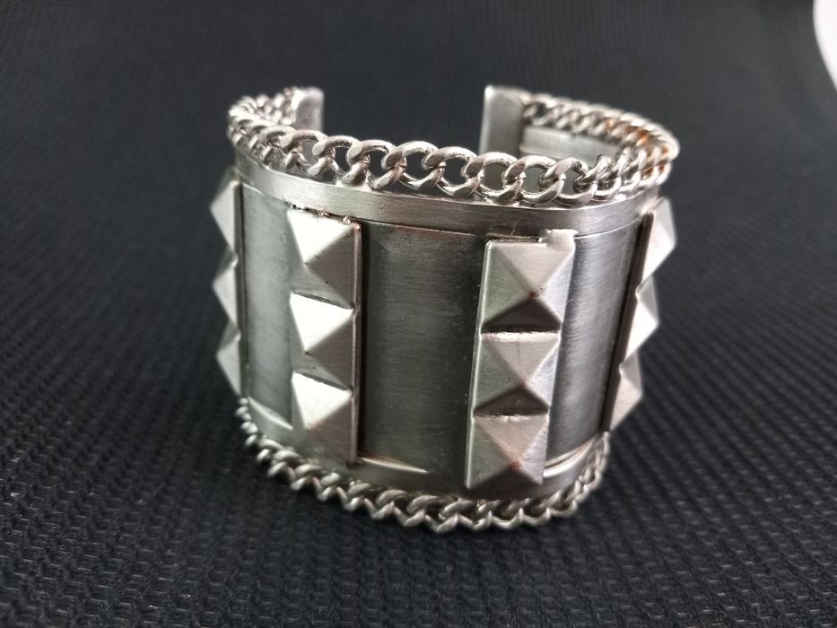 Bracelete Punk Prateada com Tachas Pirâmide. Estilo Rock / Alternativo