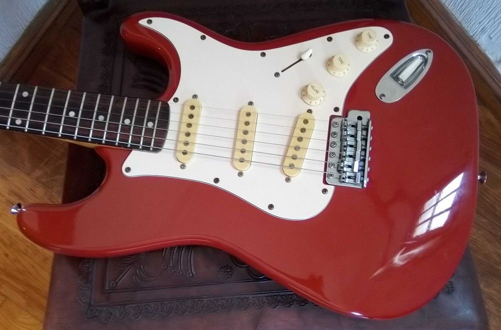 Guitarra (Squier by Fender Stratocaster Standard Fiesta Red Made in Korea 1989) Ligei a um Amplificador Gibson