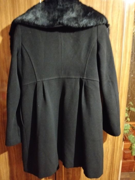 Чорне зимове пальто