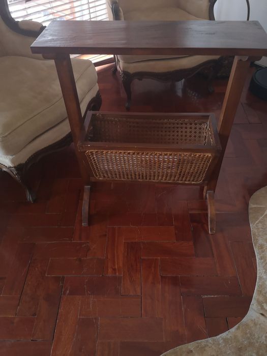 Mesa de apoio com cesto