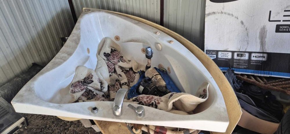 Wanna narożna z hydromasażem