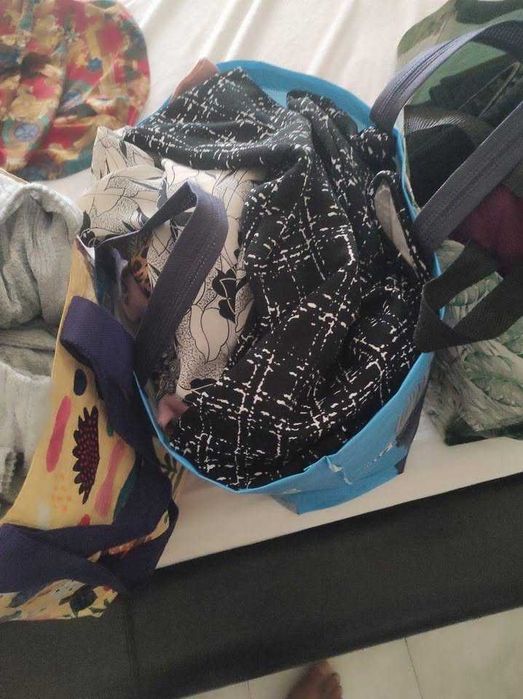 Lote de roupa e acessórios de mulher